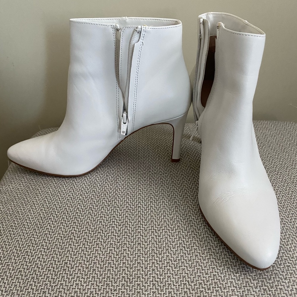 Banana Republic white booties, size 9